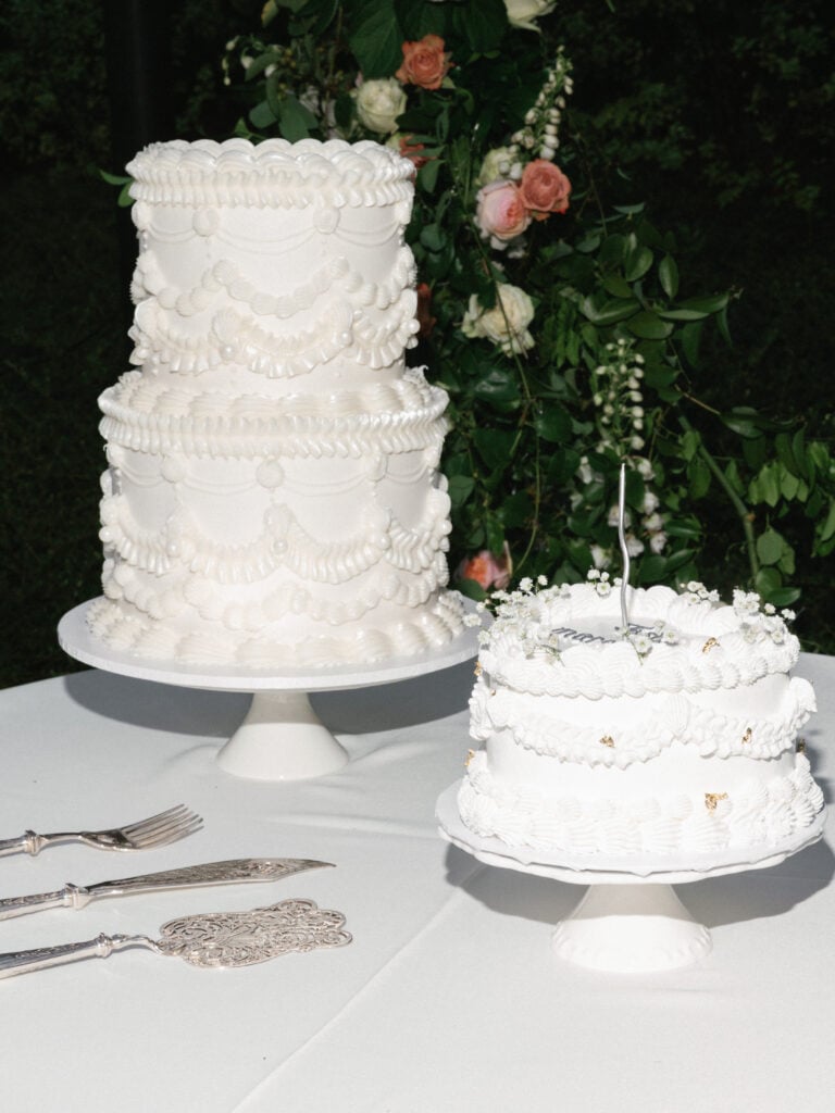 Vintage Lambeth wedding cake trend with intricate piping and antique silver serving sets.